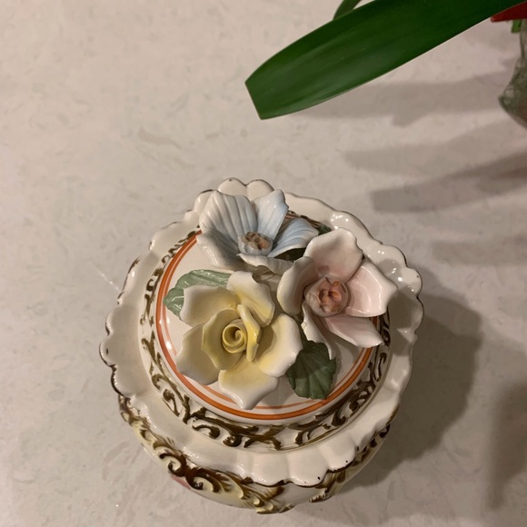 Capodimonte Centerpiece - Picture 2 of 4